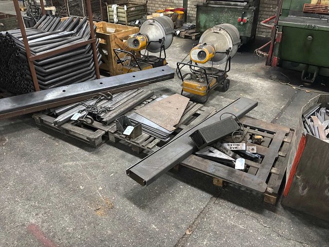 Partij ijzer en zelf half fabricaat voorraad - afbeelding 1 van  4