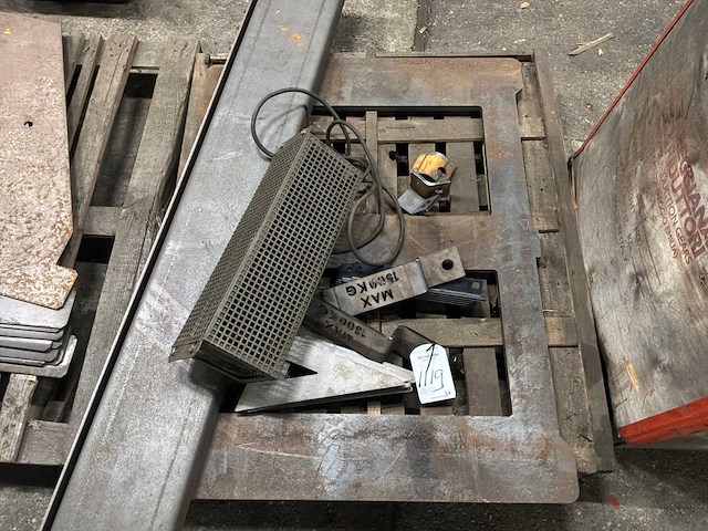 Partij ijzer en zelf half fabricaat voorraad - afbeelding 2 van  4