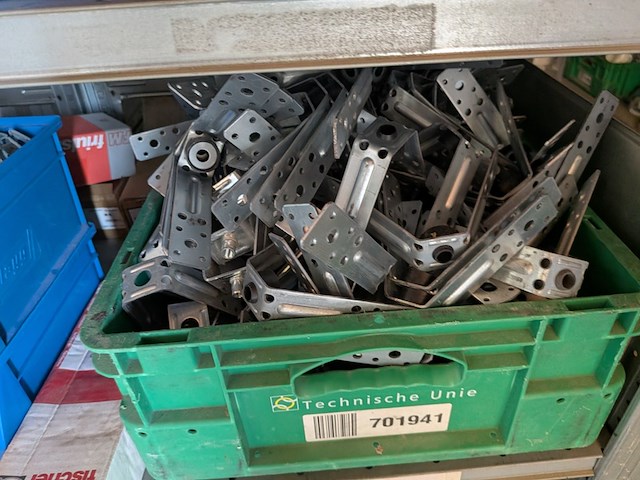 Partij ijzerwaar in magazijnbakjes - afbeelding 5 van  61