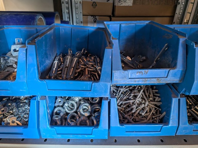 Partij ijzerwaar in magazijnbakjes - afbeelding 14 van  61