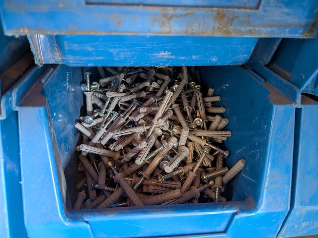 Partij ijzerwaar in magazijnbakjes - afbeelding 17 van  61