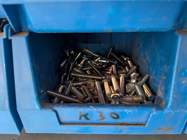 Partij ijzerwaar in magazijnbakjes - afbeelding 21 van  61