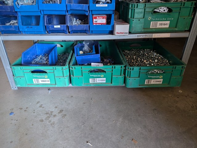 Partij ijzerwaar in magazijnbakjes - afbeelding 12 van  61