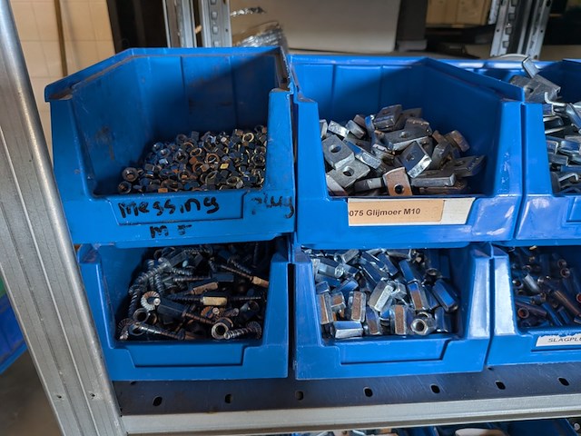 Partij ijzerwaar in magazijnbakjes - afbeelding 25 van  61