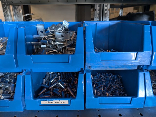 Partij ijzerwaar in magazijnbakjes - afbeelding 30 van  61