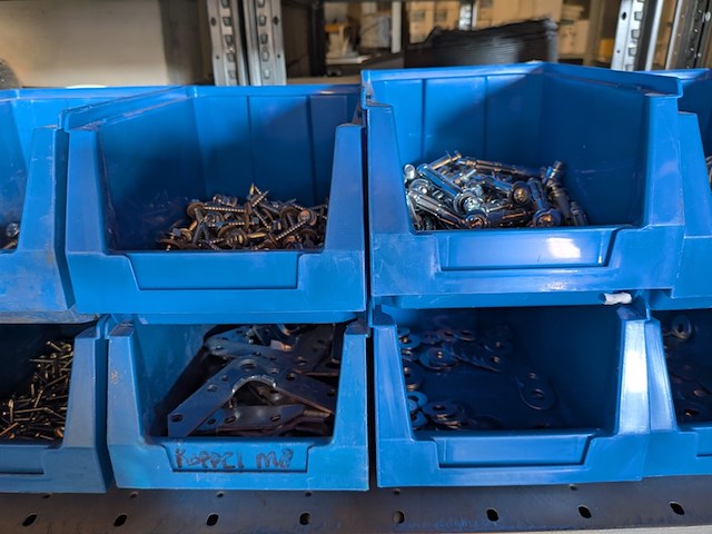 Partij ijzerwaar in magazijnbakjes - afbeelding 35 van  61