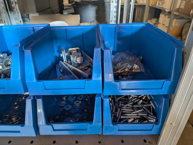 Partij ijzerwaar in magazijnbakjes - afbeelding 40 van  61