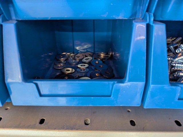 Partij ijzerwaar in magazijnbakjes - afbeelding 44 van  61