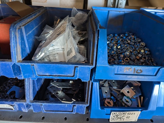Partij ijzerwaar in magazijnbakjes - afbeelding 49 van  61