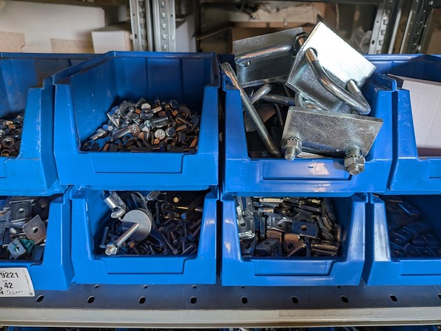 Partij ijzerwaar in magazijnbakjes - afbeelding 53 van  61