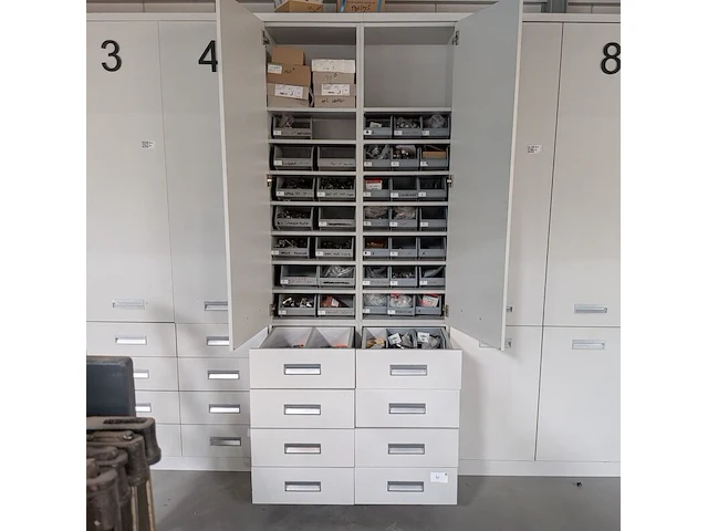 Partij ijzerwaren o.a. blum, fisher - afbeelding 1 van  61