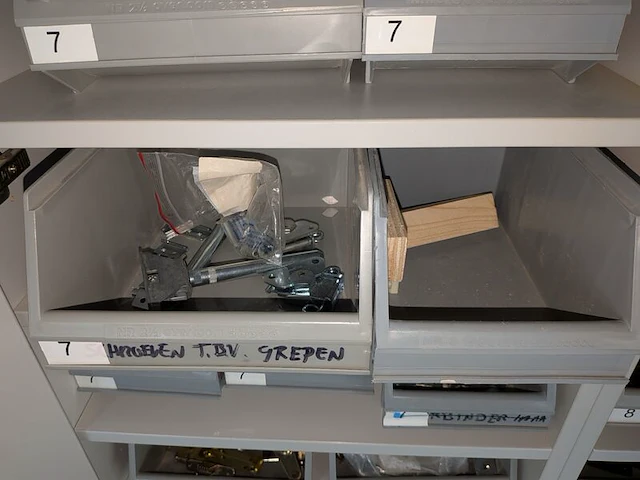 Partij ijzerwaren o.a. blum, fisher - afbeelding 10 van  104
