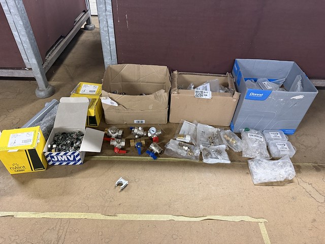 Partij ijzerwaren w.o. diverse kogelkranen, knijpslangklemmen w.o. jmv, radiall - afbeelding 1 van  9