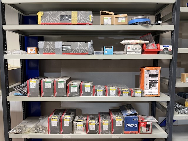 Partij ijzerwaren w.o. schroeven, spijkers, pluggen w.o. dyna plus, hjz, fischer - afbeelding 1 van  14