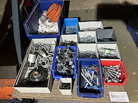 Partij ijzerwaren/schroeven in stapelbakken - afbeelding 1 van  6
