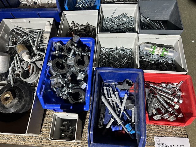 Partij ijzerwaren/schroeven in stapelbakken - afbeelding 2 van  6