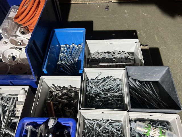 Partij ijzerwaren/schroeven in stapelbakken - afbeelding 3 van  6