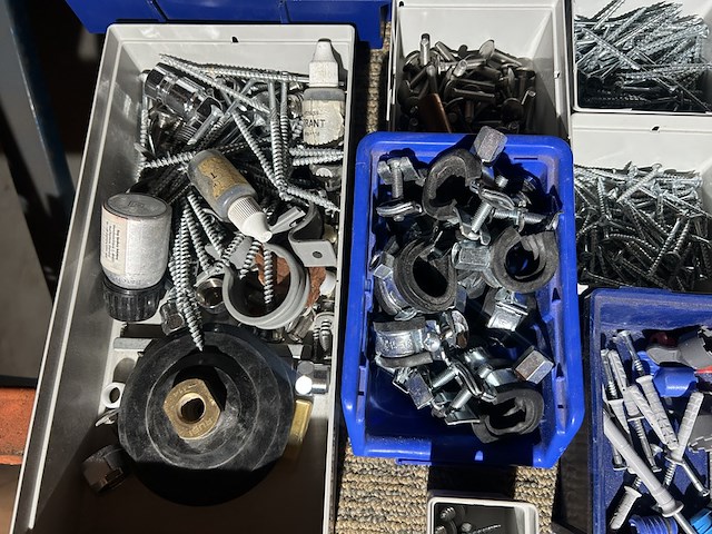 Partij ijzerwaren/schroeven in stapelbakken - afbeelding 5 van  6