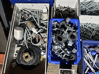 Partij ijzerwaren/schroeven in stapelbakken - afbeelding 5 van  6