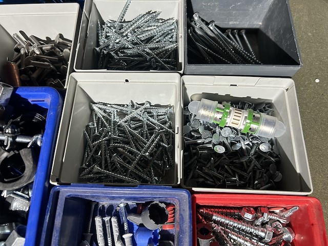 Partij ijzerwaren/schroeven in stapelbakken - afbeelding 6 van  6