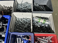 Partij ijzerwaren/schroeven in stapelbakken - afbeelding 6 van  6
