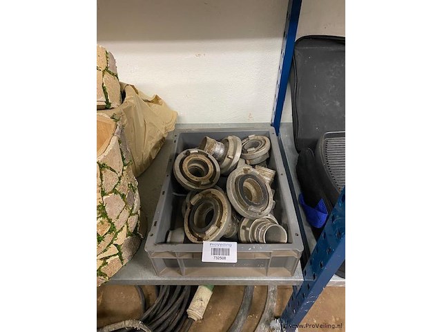 Partij in bak met aluminium storz koppelingen - afbeelding 1 van  1