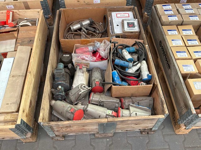 Partij industrieel gereedschap en elektrische componenten. - afbeelding 5 van  12