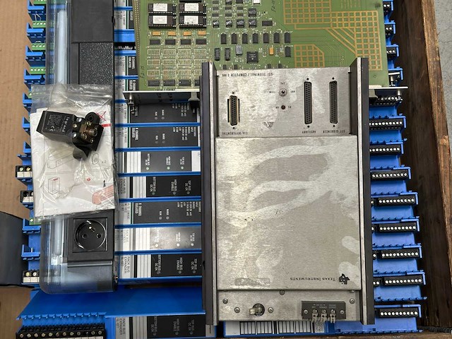 Partij industriële aandrijvingen en pneumatische componenten, plcs en printplaten - afbeelding 2 van  10