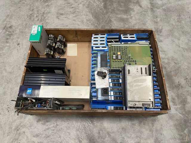 Partij industriële aandrijvingen en pneumatische componenten, plcs en printplaten - afbeelding 10 van  10