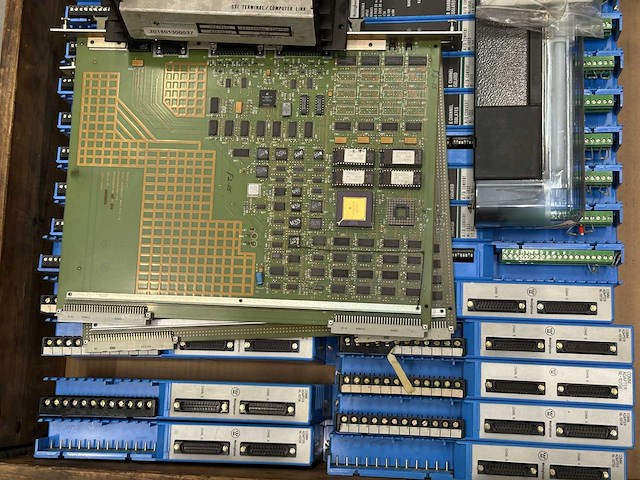 Partij industriële aandrijvingen en pneumatische componenten, plcs en printplaten - afbeelding 8 van  10