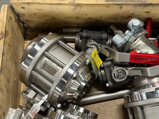Partij industriële afsluiters van flowserve en danfoss - afbeelding 5 van  10