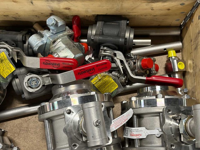 Partij industriële afsluiters van flowserve en danfoss - afbeelding 6 van  10