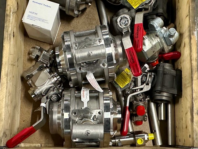 Partij industriële afsluiters van flowserve en danfoss - afbeelding 10 van  10