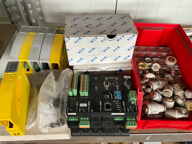 Partij industriële automatiserings- en elektrotechnische componenten - afbeelding 4 van  5
