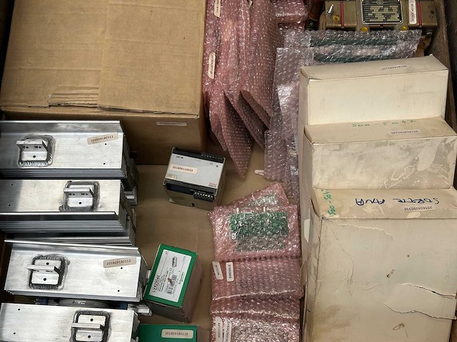 Partij industriële elektrische componenten (voedingen, modules en onderdelen) - afbeelding 8 van  9