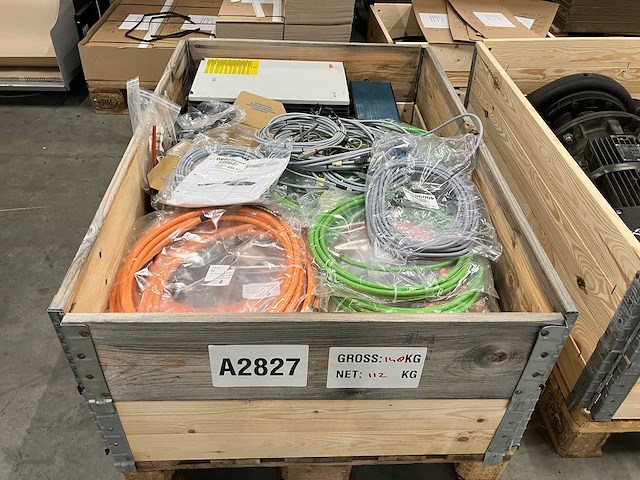 Partij industriële elektronica & diverse kabels abb acs 600 en servocables 112kg - afbeelding 1 van  6