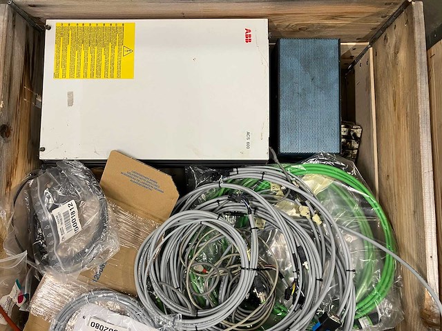 Partij industriële elektronica & diverse kabels abb acs 600 en servocables 112kg - afbeelding 2 van  6