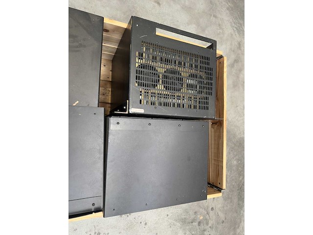 Partij industriële elektronische units / racks (4 stuks, metalen behuizing) - afbeelding 3 van  7
