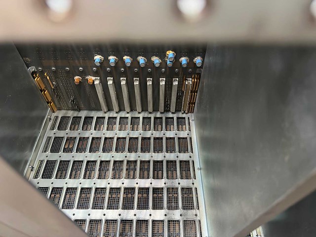 Partij industriële elektronische units / racks (4 stuks, metalen behuizing) - afbeelding 5 van  7