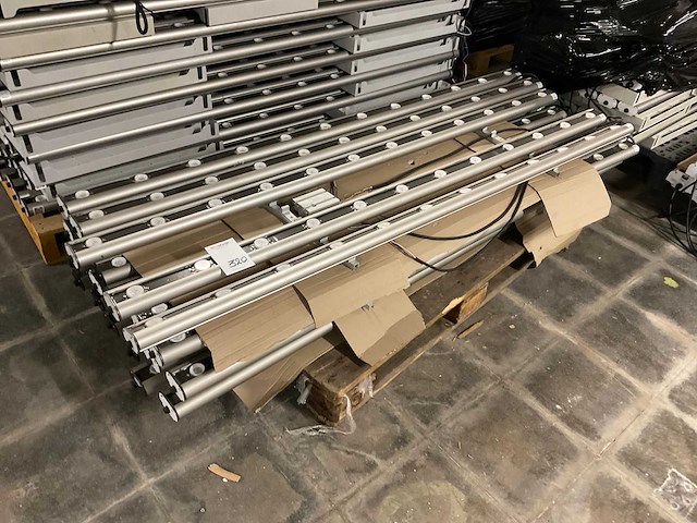 Partij industriële led lijnarmaturen met accessoires - afbeelding 2 van  13