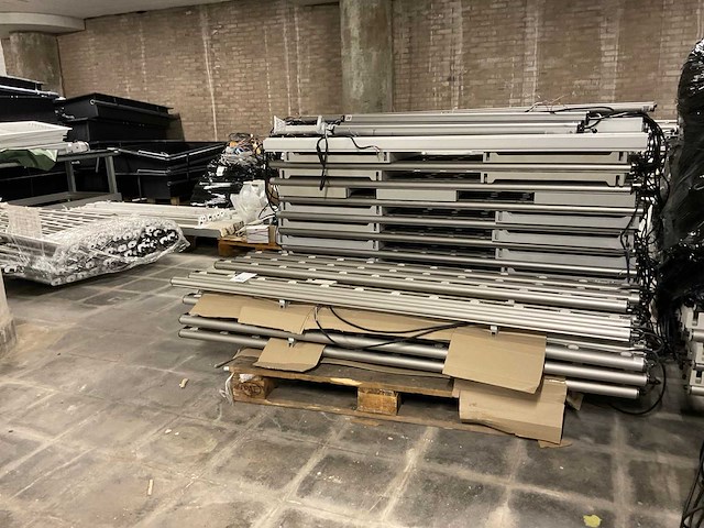 Partij industriële led lijnarmaturen met accessoires - afbeelding 1 van  13
