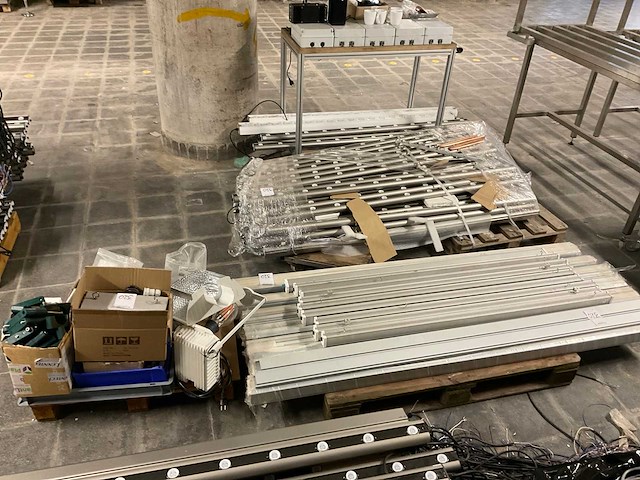 Partij industriële led lijnarmaturen met accessoires - afbeelding 6 van  13