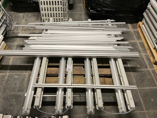 Partij industriële led lijnarmaturen met accessoires - afbeelding 7 van  13