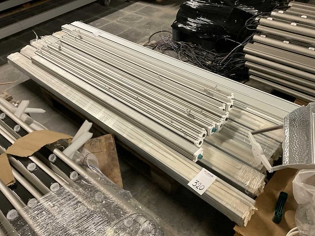 Partij industriële led lijnarmaturen met accessoires - afbeelding 9 van  13