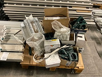 Partij industriële led lijnarmaturen met accessoires - afbeelding 10 van  13