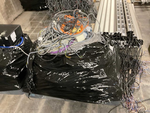Partij industriële led lijnarmaturen met accessoires - afbeelding 11 van  13