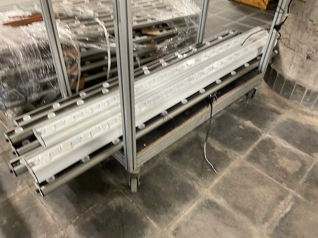 Partij industriële led lijnarmaturen met accessoires - afbeelding 13 van  13