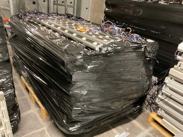 Partij industriële led lijnarmaturen met adressering - afbeelding 1 van  4