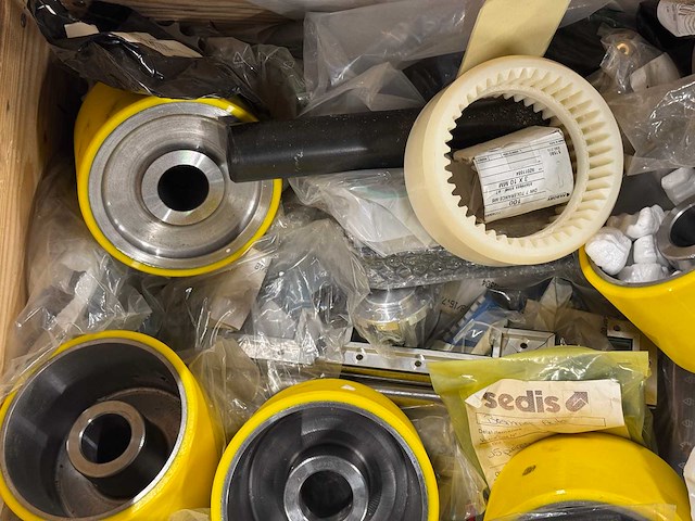 Partij industriële machine-onderdelen & overig (142kg) - afbeelding 2 van  12