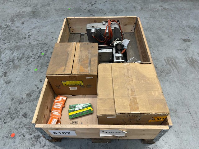 Partij industriële machineonderdelen - afbeelding 1 van  7